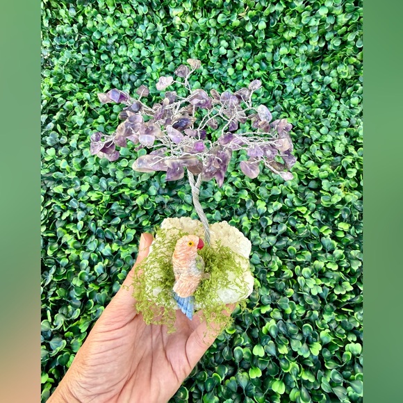 Parrot carving on Amethyst Tree - Picture 3 of 8